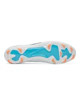 Championes de fútbol Under Armour Shadow Pro 4 FG, diseñados para césped natural. Presentan un empeine textil ligero en color blanco con detalles gráficos en azul y logo de la marca en tono cobrizo. Cuentan con cuello y lengüeta de punto para un ajuste tipo calcetín, contrafuerte 3D en el talón y una suela con tacos biomecánicos para optimizar la aceleración y desaceleración.