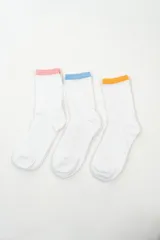 Pack de tres pares de medias blancas de algodón con puños en colores rosa, celeste y naranja.