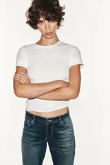 Jeans de tiro bajo y diseño bootcut, con efecto lavado, trabillas y cinco bolsillos clásicos. Cuenta con cierre frontal de cremallera y botón metálico.