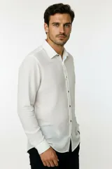 Camisa de poliéster color marrón, de corte holgado, con mangas largas, cuello camisero clásico y cierre frontal de botones.