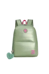 Mochila acolchada color verde claro con acabado brillante, tirantes ajustables y detalles en rosa fucsia. Presenta un bolsillo frontal con las letras "TR DY" en rosa fucsia y un llavero de pompón de pelo en forma de corazón verde claro.