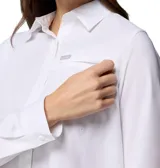 Camisa de aventura Columbia Silver Ridge Utility de color blanco, diseñada con tejido transpirable, cuello clásico, mangas largas, bolsillos en el pecho y cierre frontal con botones.