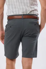 Bermuda clásica azul marino confeccionada en gabardina liviana de algodón con elastano, de corte recto y diseño liso.