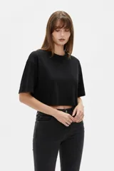 Remera negra de algodón de corte ancho y corto, con mangas cortas y cuello redondo a la base.