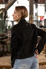 Chaqueta tipo biker de efecto gamuza en color verde militar, con cierre diagonal metálico, solapas clásicas y detalles de cierres en los bolsillos laterales.