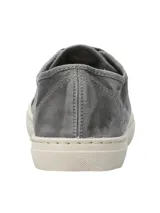 Zapatilla urbana de algodón orgánico color gris con efecto acid wash y suela de goma blanca.