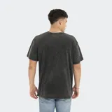 Remera marrón de corte oversize con etiqueta tejida en el frente.