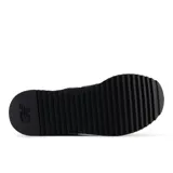 Championes urbanos New Balance modelo 574 con plataforma, confeccionados en una combinación de gamuza y malla. Presentan un diseño en color negro con detalles en lila y blanco, destacando el logo 'N' característico en los laterales.