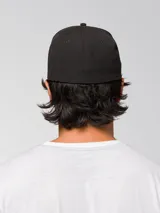 Gorro tipo gorra con visera curva de color negro, con el logo de CAT impreso en relieve en la parte delantera.