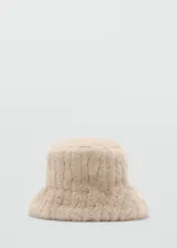 Gorro tipo bucket de efecto pelo en color beige, con forro interior de algodón.