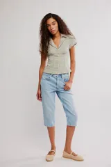 Camisa de mezcla de algodón y lino, de cuerpo entallado, con diseño a cuadros en tonos verde y beige. Presenta escote en V con cuello de solapa, mangas cortas y cierre frontal con botones.