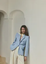 Blazer celeste de corte recto, con cuello de solapa con muesca, manga larga, bolsillos laterales con solapa y cierre frontal de un botón.