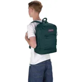 Mochila JanSport de poliéster color verde oscuro, con un compartimento principal, bolsillo frontal con cierre, bolsillo lateral para botella de agua y sobre interno acolchado para laptop de 15 pulgadas.
