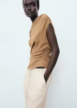 Pantalón recto de lino color beige, con cintura elástica y cordón ajustable.