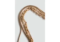 Collar doble dorado compuesto por una cadena fina tipo snake y otra cadena de eslabones entrelazados.