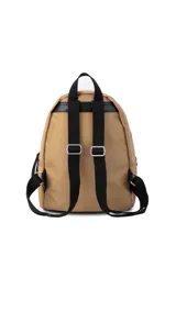 Mochila negra de tela capitoneada con bolsillo frontal amplio y asas ajustables. Incluye compartimento especial para iPad.