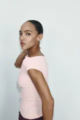 Camiseta negra de corte slim fit, con cuello barco y manga corta.