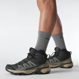 Botas de trekking Salomon X Ultra 360 Mid Gore-Tex, de media caña, color negro, gris y tostado. Cuenta con tecnología impermeable Gore-Tex, chasis avanzado para mayor estabilidad, suela Contagrip con agarre todoterreno y cordones tradicionales.