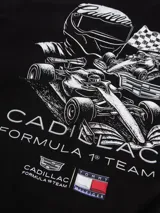 Remera de cuello redondo y corte regular, confeccionada en puro algodón. Presenta estampado gráfico en el frente con los logos de Cadillac Formula 1 Team y Tommy Hilfiger.