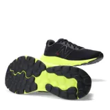 Championes de running New Balance 520 V8, color negro con detalles en amarillo neón, capellada de malla transpirable y logo "N" en los laterales.