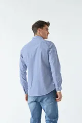 Camisa celeste de algodón con corte slim fit y logo bordado en el pecho.