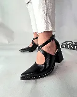 Sandalias de cuero 100% natural color tostado, con diseño de tiras cruzadas en el empeine, punta fina y taco cuadrado de madera con acabado rústico.