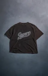 Remera de manga corta con cuello redondo y corte oversize, confeccionada en algodón con proceso de lavado ácido (acid wash) que le otorga un tono desgastado. Presenta una estampa frontal con la palabra 'Ravers' en tipografía cursiva con contorno.
