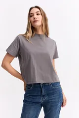 Remera de algodón de calce suelto y relajado, con cuello redondo y mangas cortas.