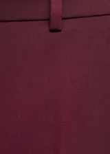 Pantalón de vestir de tiro medio, diseño recto con trabillas en la cintura y cierre oculto con botón, gancho y cremallera. Cuenta con dos bolsillos laterales y dos bolsillos de ribete en la parte posterior.