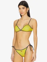 Top de bikini Diesel con diseño triangular, estampado efecto nube en tonos grises y negros, con bordes en contraste y logo de la marca en color rojo.