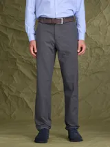 Pantalón de corte recto en color azul marino, confeccionado en tejido de algodón, con cierre de botón y cremallera, y trabillas para cinturón.