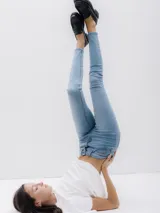 Jean skinny de tiro alto color celeste.