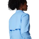 Camisa de manga larga Columbia, diseñada para actividades al aire libre, con cuello abotonado, cierre frontal de botones y bolsillo pequeño en el pecho. Cuenta con tecnología de protección solar y ventilación.