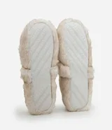 Pantufla cerrada de estilo zapatilla, confeccionada en poliéster con revestimiento de textura felpuda en color tostado.