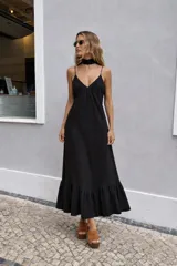 Vestido largo negro de algodón con breteles finos, escote en V y choker al cuello. Falda amplia con volado en el ruedo.