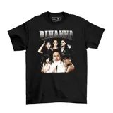 Remera negra de algodón de la marca EMEXEM, con estampado fotográfico estilo vintage de la cantante Rihanna y letras plateadas en el pecho.