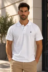 Chomba blanca de manga corta con cuello clásico y cierre frontal de botones, con pequeño logo bordado en el pecho.
