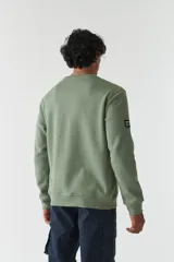 Buzo de felpa verde oliva con logo estampado en el frente, cuello redondo y puños. Confeccionado en 80% algodón y 20% poliéster.
