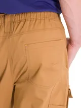 Pantalón cargo color tostado, con bolsillos laterales tipo cargo, cintura elástica y puños elásticos en los tobillos.