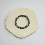 Pulsera elástica con cuentas de turquesa africana mate de 8 mm de diámetro y separador de acero hipoalergénico.
