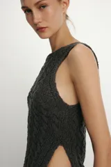 Top de punto sin mangas con cuello redondo y diseño de ochos verticales en toda la prenda.