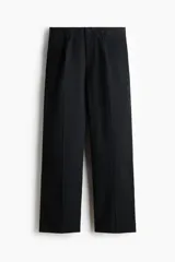 Pantalón sastrero color negro de corte relajado, confeccionado en mezcla de algodón y lyocell, con pliegues frontales y bolsillos laterales.