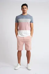 Bermuda tipo chino de gabardina, con cierre y botón frontal, bolsillos laterales y traseros, y dobladillo en el ruedo.