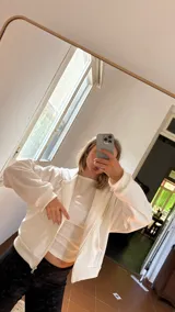 Campera de jogging color crudo, con cierre frontal completo, cuello alto y bolsillos laterales. Confeccionada en tela frizada en su interior.