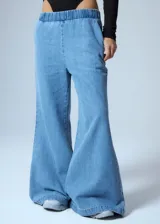 Jean de corte oxford con cintura elástica, confeccionado en denim de algodón. Presenta un diseño de pierna ancha y logo bordado a tono.