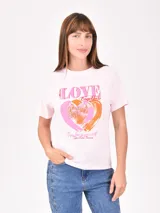 Remera de algodón color celeste con estampa frontal circular que incluye texto y diseño floral.