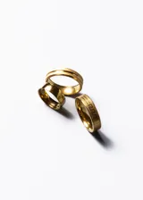 Anillo semi-fino de acero quirúrgico dorado con acabado esmerilado y diseño minimalista.