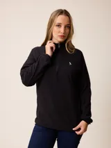 Buzo de polar con cuello alto y medio cierre frontal. Presenta un diseño de manga larga con puños elásticos y logo bordado en el pecho.