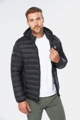 Campera capitoneada de nylon color negro, con relleno de guata siliconada, capucha integrada, bolsillos con cierre y cierre frontal.