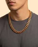 Collar de cadena de eslabones cubanos gruesos con acabado dorado.